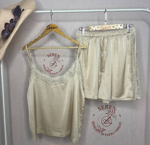 ست تاپ و شلوارک لوکس اوریلیا ساتن ابریشم رنگ کرم با جزئیات تور